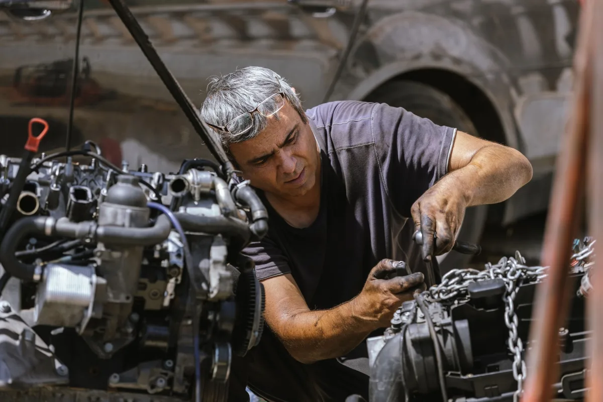 Williams Diesel LLC technician performing mobile diesel repair in Seattle for a commercial diesel engine.