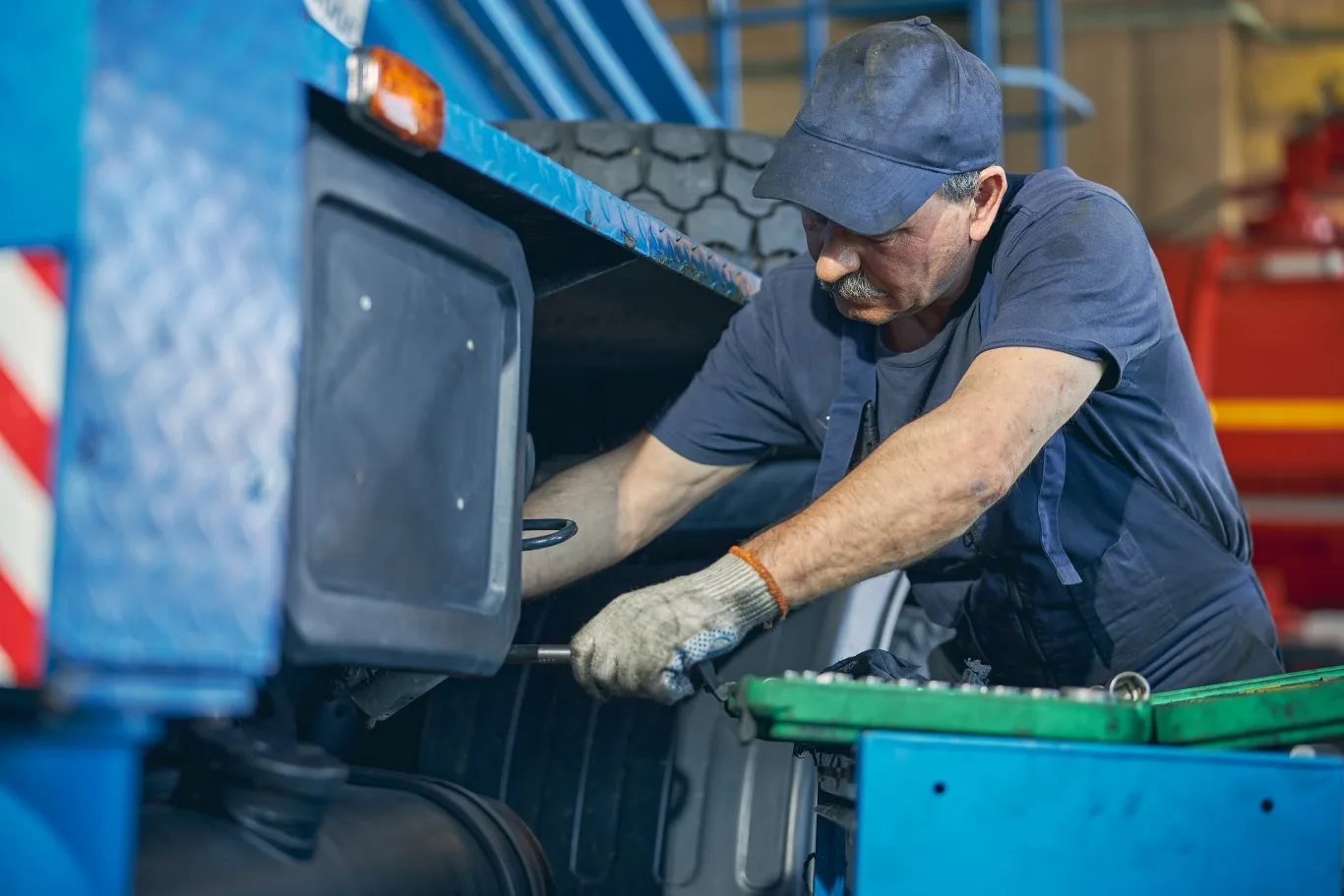 Experienced technician performing mobile diesel truck repair on a heavy-duty vehicle in Seattle, WA, showcasing on-site service efficiency and mechanical expertise.