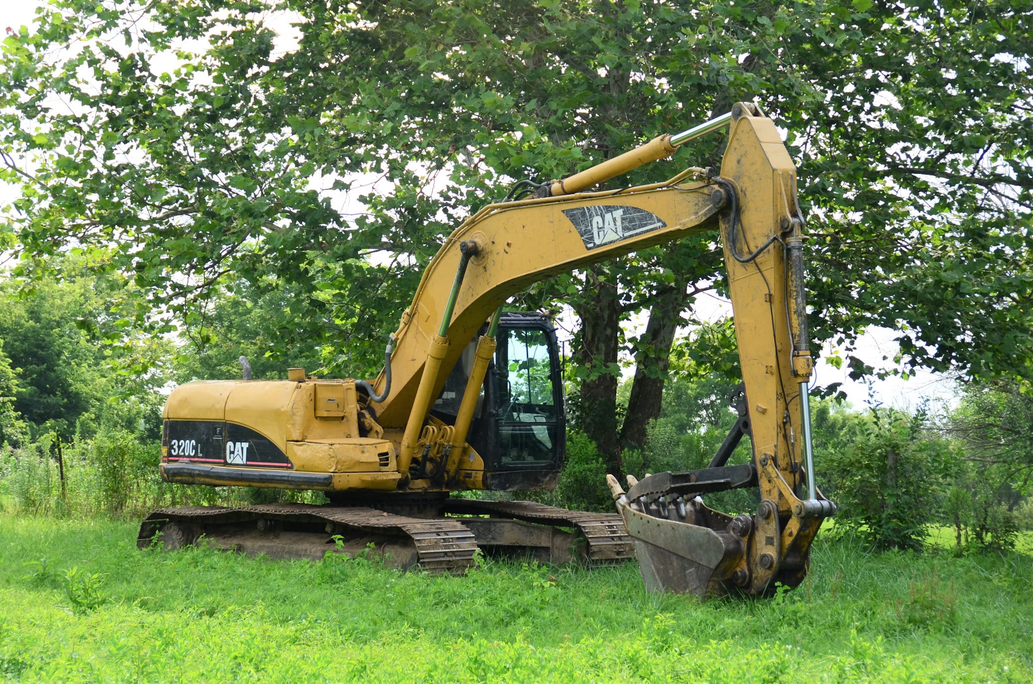 A Cat 303.5 mini excavator operating efficiently on a confined residential job site, showcasing how the balanced cat 303.5 weight prevents property damage.